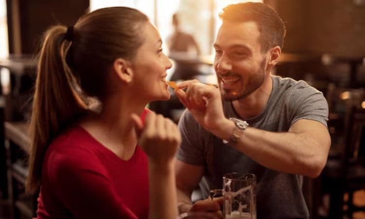 3 Zodiak yang Kerap Keliru Mengartikan Flirty sebagai Cinta Sampai Keburu Baper - Image