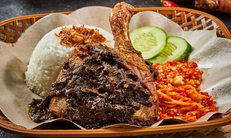Menjelajah Kuliner Bebek di Malang: Dari Bebek Bumbu Hitam hingga Legenda Bebek Goreng Favorit Warga - Image