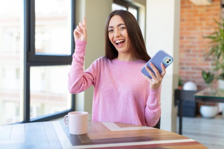 Perempuan yang Menjaga Akun Media Sosial Tetap Privat dan Jarang Mengunggah Konten Biasanya Memiliki 8 Ciri Kepribadian Ini - Image