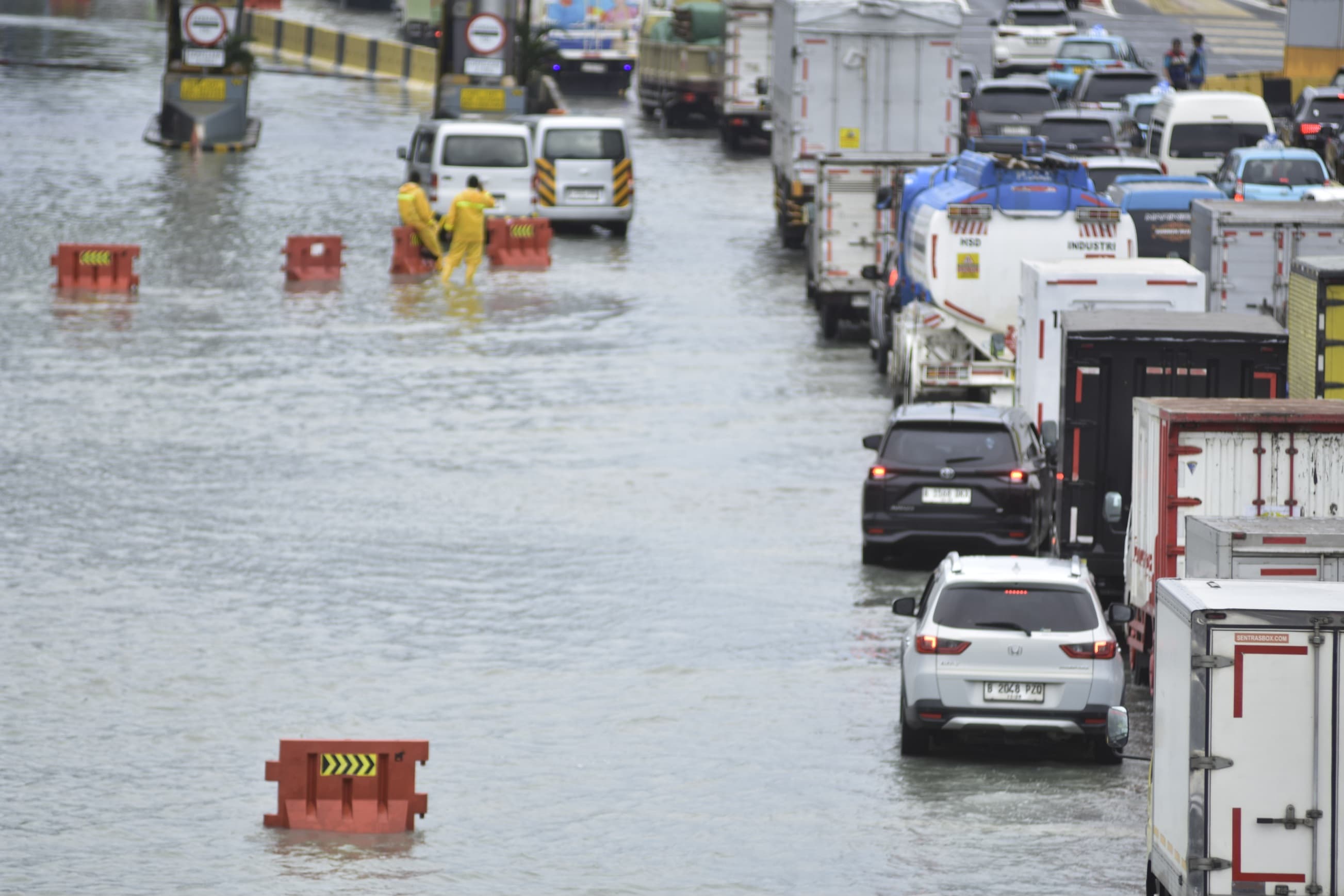 Tol Arah Bandara Soekarno-Hatta Masih Banjir, Arus Lalu Lintas Tersendat - Image