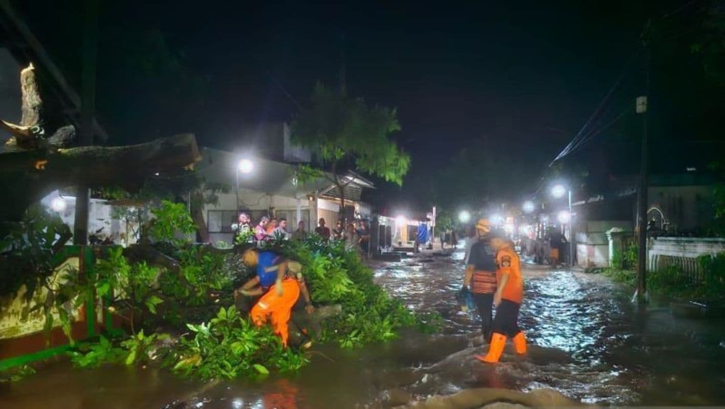 BPBD Bondowoso Catat 900 Rumah Terdampak Banjir Luapan Air Sungai - Image