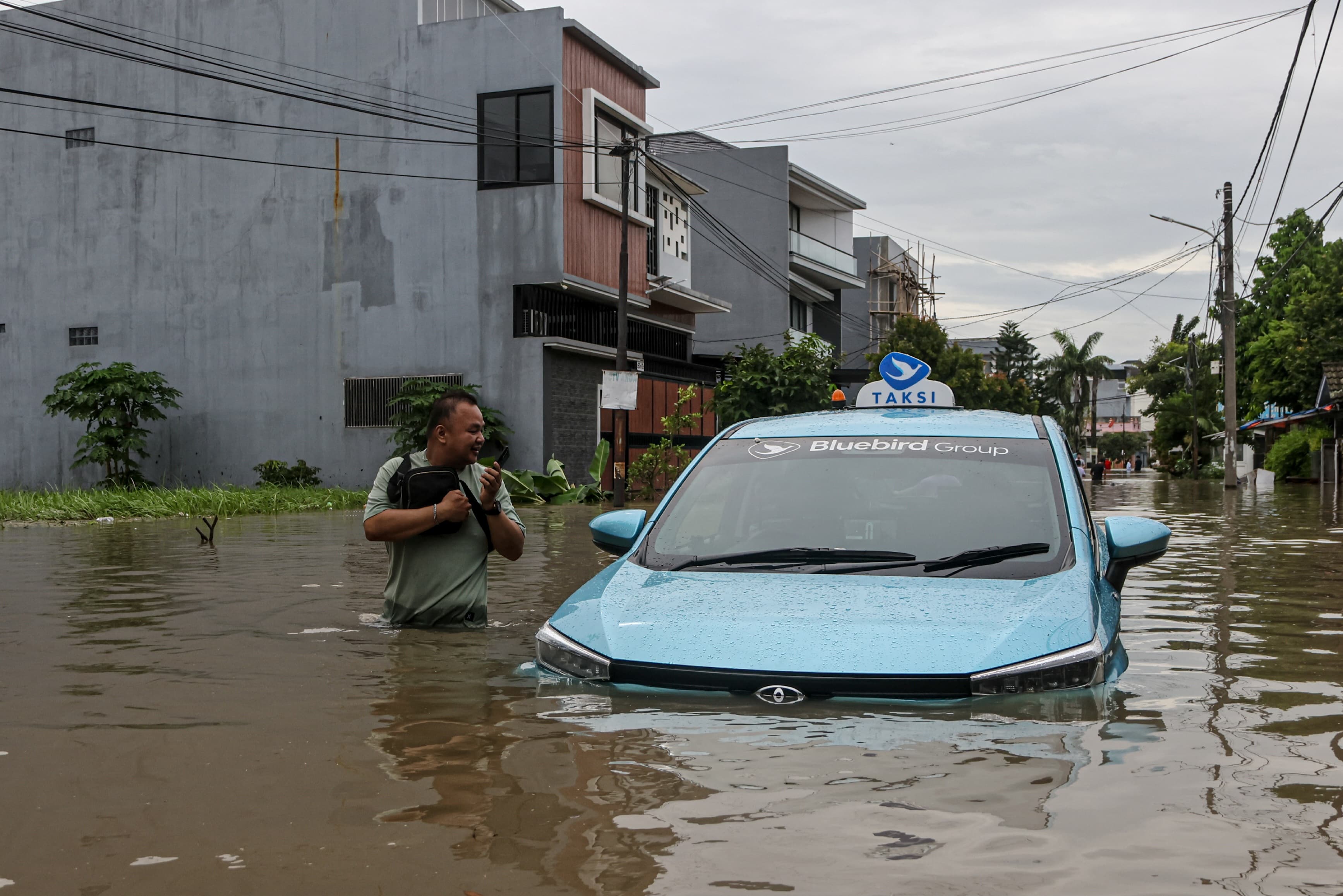 Mobil Terendam Banjir Jangan Panik! Ini 7 Cara Aman Menyelamatkan Mobil Biar Tidak Rusak Parah - Image