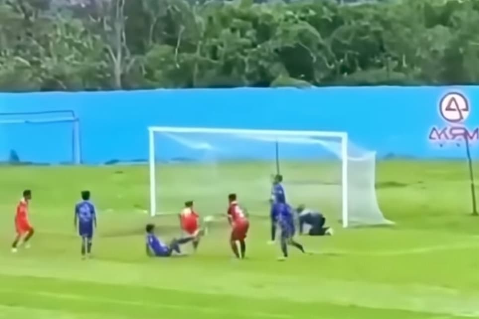 Liga 4 Aroma MMA! Viral Pemain Kena Jegal saat Mau Selebrasi Usai Bikin Gol Berkelas - Image