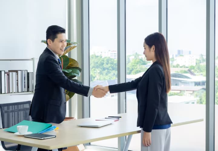 Orang yang Memperkenalkan Diri dengan Jabat Tangan Mantap dan Kontak Mata Menunjukkan 9 Kualitas Ini Menurut Psikologi - Image