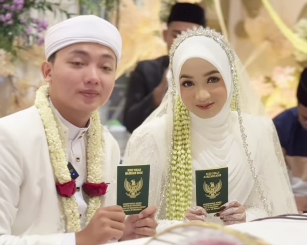 Sah Jadi Suami-istri, Momen Ning Umi Laila dan Gus Anas Hidyatulloh Malu-malu Disorot Netizen - Image