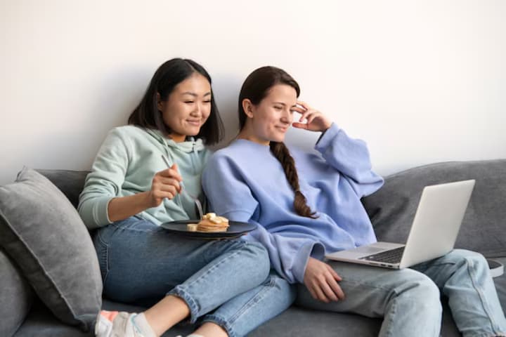 Orang yang Lebih Menikmati Trailer daripada Film Biasanya Menunjukkan 7 Ciri Kepribadian Ini Menurut Psikologi - Image