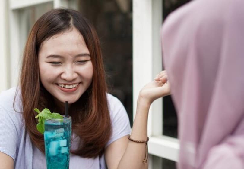 Ketika 'Normal' Menjadi Topeng: Cara Orang Menggambarkan Masa Kecil yang Justru Mengungkap Luka Tersembunyi - Image