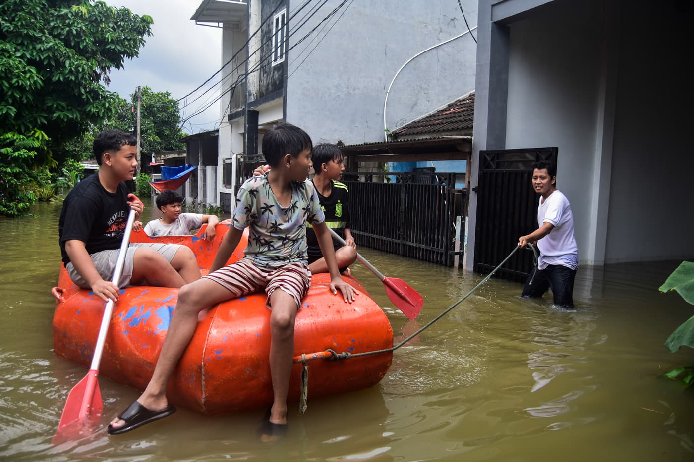 Banjir Datang, Penyakit Mengintai! Ini 5 Tips Penting agar Kamu Tetap Sehat di Tengah Genangan - Image