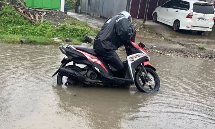 Motor Mogok Terendam Banjir? Jangan Panik, Ini Langkah Awal yang Bisa Anda Lakukan - Image