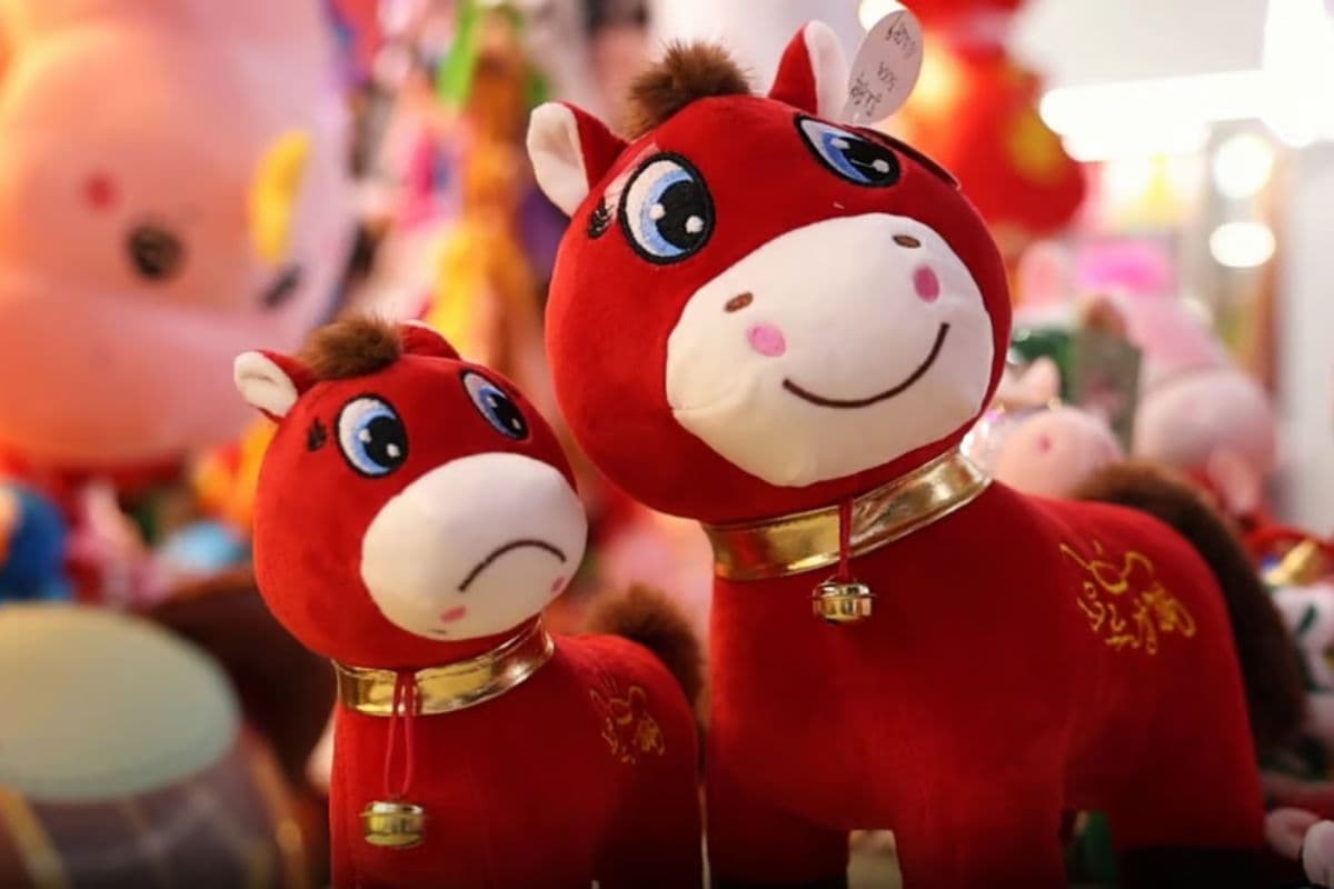Dinilai Wakili Perasaan Pekerja, Boneka Kuda Menangis Diburu Pembeli Jelang Imlek Tahun Kuda di Tiongkok - Image