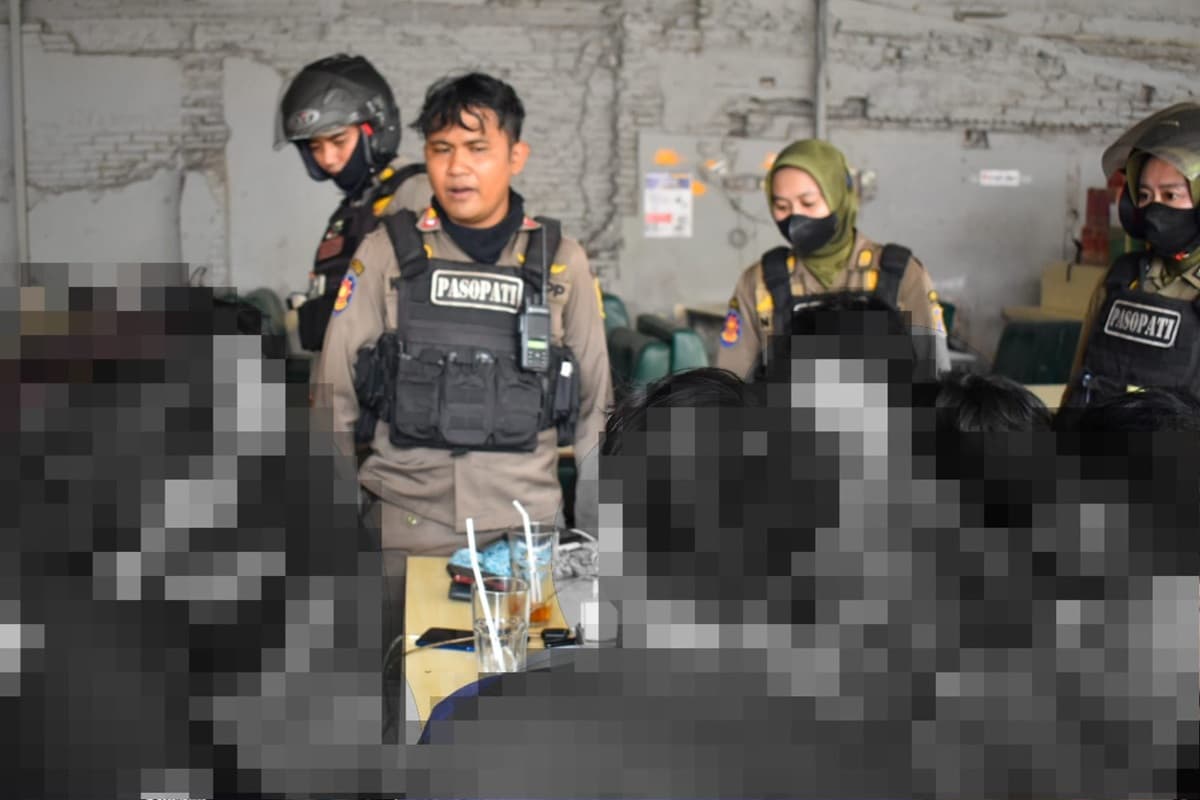 Asyik Nongkrong di Warkop saat Jam Sekolah, Lima Pelajar Surabaya Dihukum Bantu Rawat ODGJ - Image