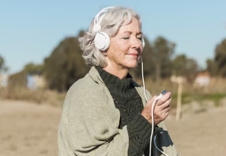 Orang yang Lebih Menyukai Musik Lawas daripada Lagu-Lagu Hits Terkini Biasanya Memiliki 9 Ciri Kepribadian Unik Ini Menurut Psikologi - Image