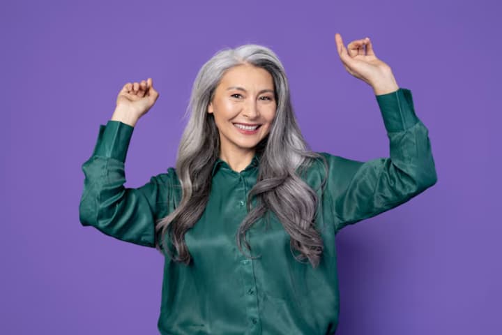 Orang yang Menerima Penuaan Tanpa Prosedur Kosmetik Biasanya Menunjukkan 10 Ciri Percaya Diri Ini Menurut Psikologi - Image