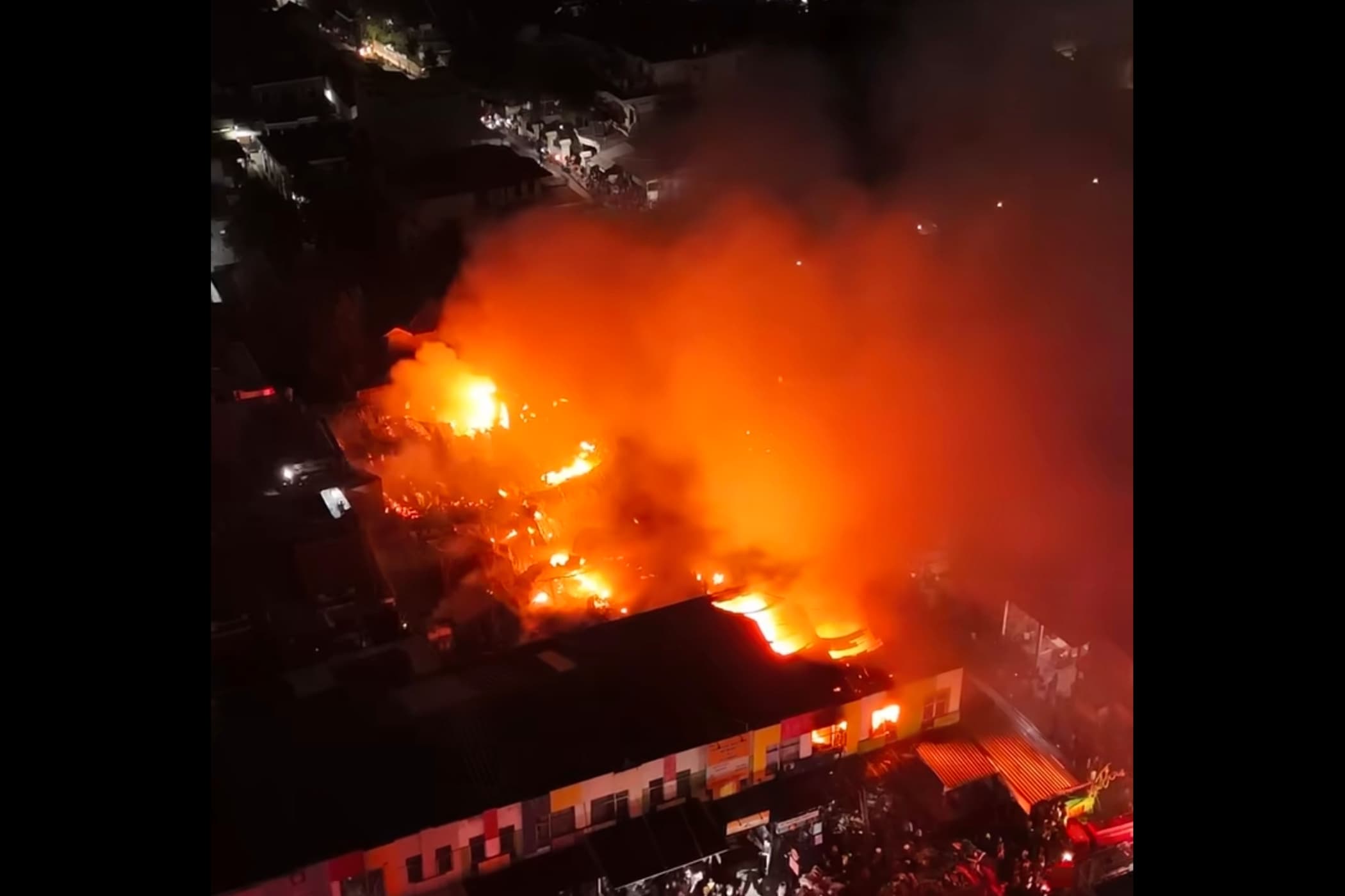 Gudang Advertising di Cipadu Tangsel Ludes Terbakar, Api Merembet ke Permukiman Warga - Image