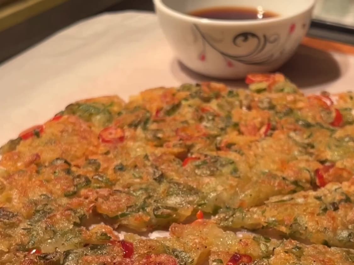 Gamja Jeon: Pancake Kentang Korea Renyah dengan Daun Bawang dan Cabai - Image