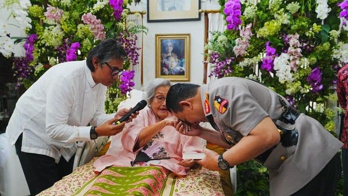 Istri Mendiang Jenderal Hoegeng, Meriyati Roeslani Meninggal Dunia, Mabes Polri Sampaikan Duka Cita Mendalam - Image