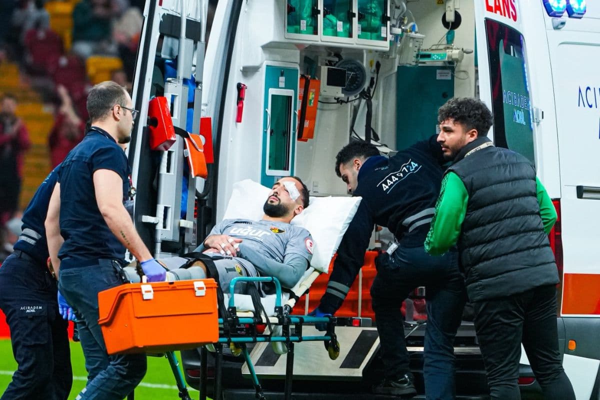 Insiden Horor Warnai Kemenangan Galatasaray! Kiper Istanbulspor Dilarikan ke Rumah Sakit - Image