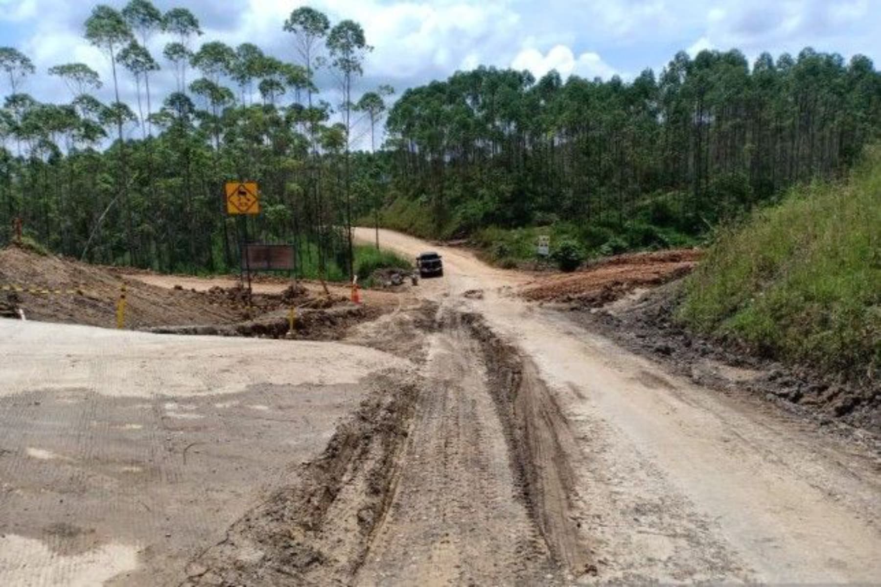 Warga di Pelosok Gotong Jenazah Jarak Jauh, DPR Minta Kementerian PU Perbaiki Infrastruktur di Daerah - Image