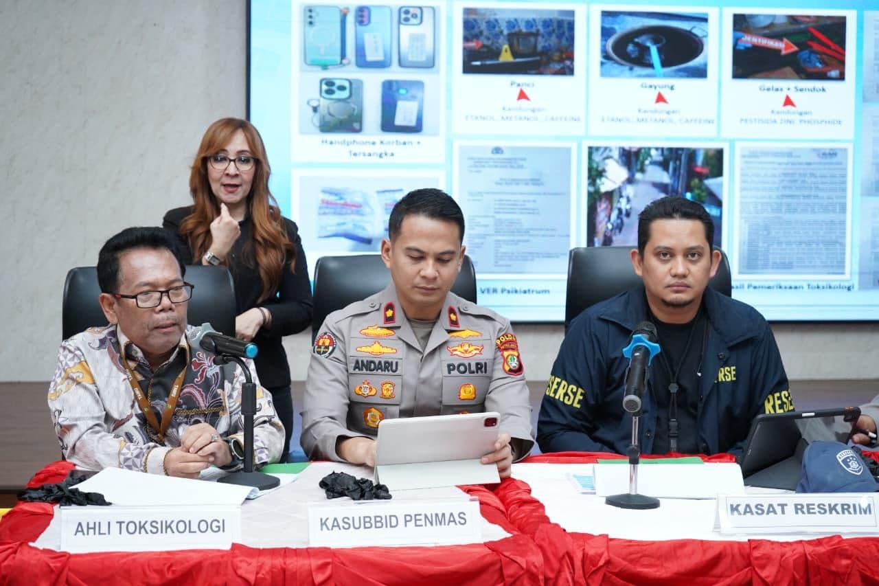 Dibunuh Pakai Racun Tikus, Ini Kronologi Lengkap Tewasnya Satu Keluarga di Warakas - Image