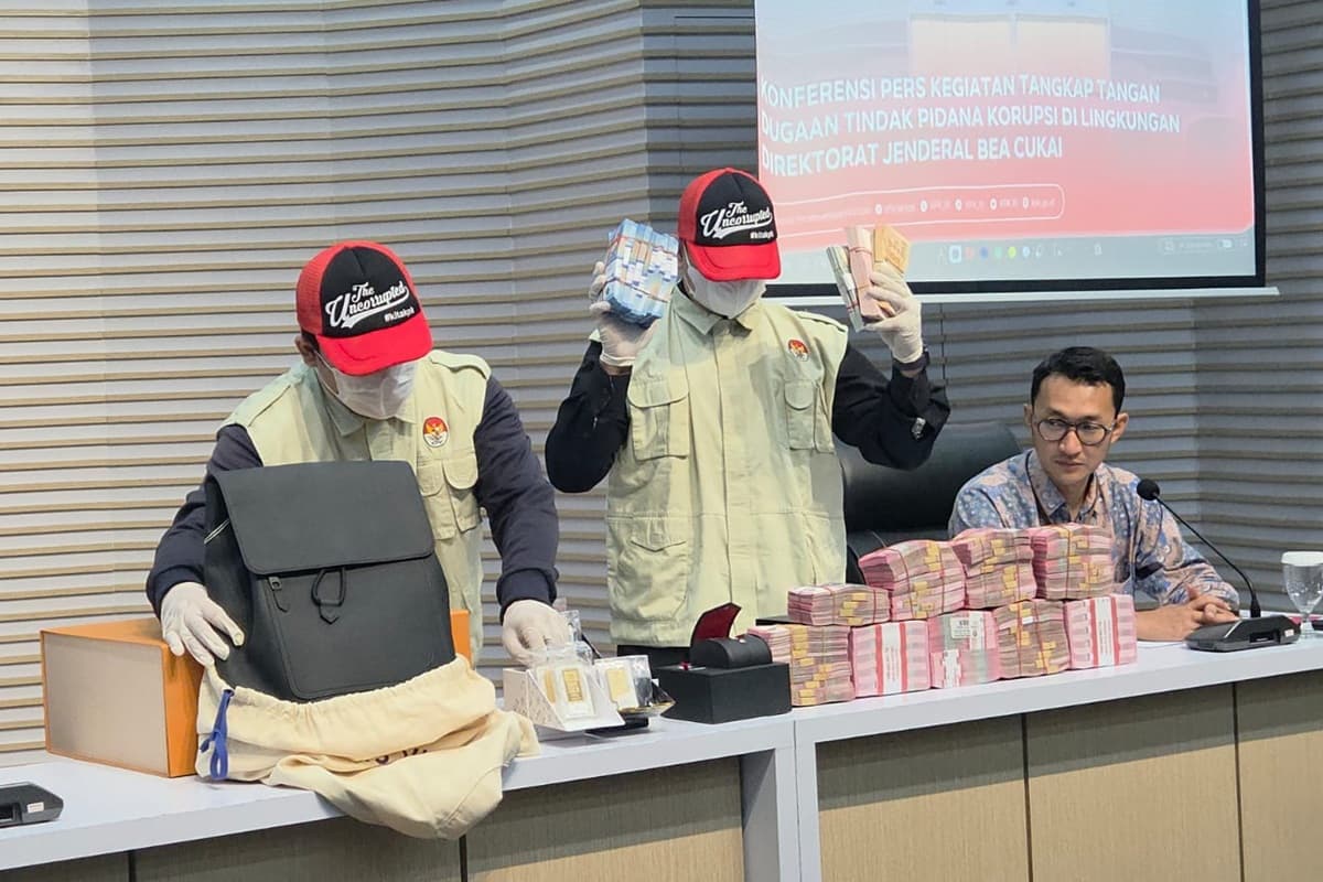 KPK Pamerkan Tumpukan Uang hingga Logam Mulia Senilai Rp 40,5 Miliar dari OTT Pejabat Bea Cukai - Image