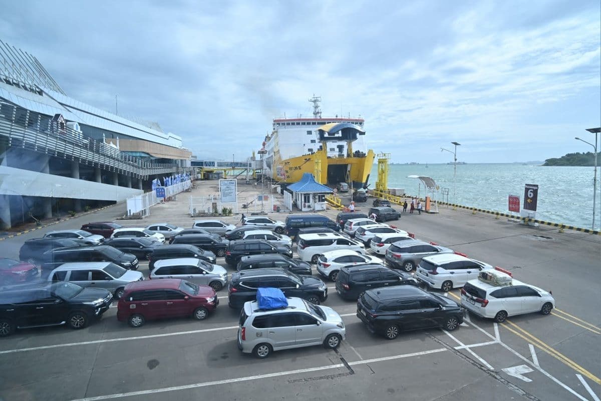 Mau Nyeberang ke Pulau Sumatera? Ini 6 Waktu Padat Pelabuhan Merak–Bakauheni yang Perlu Diwaspadai - Image