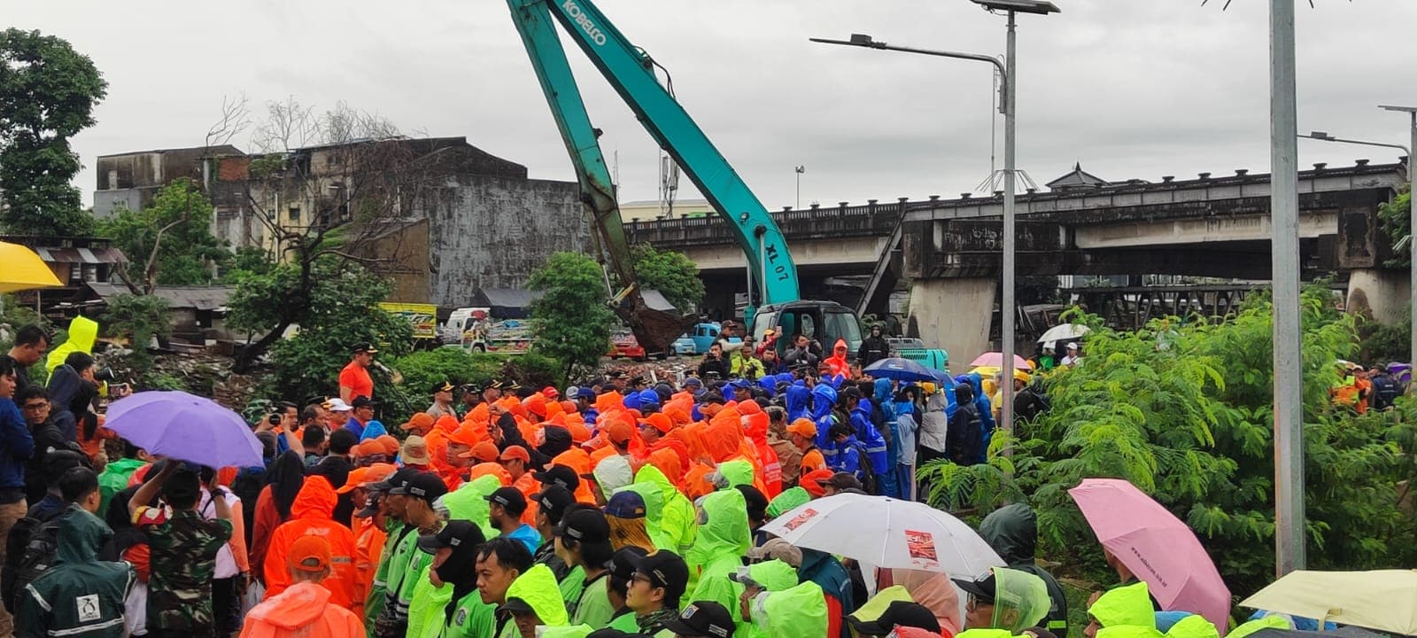 Pemkot Jaksel Targetkan Pengerukan 250 Saluran PHB dan Sungai untuk Mencegah Banjir - Image