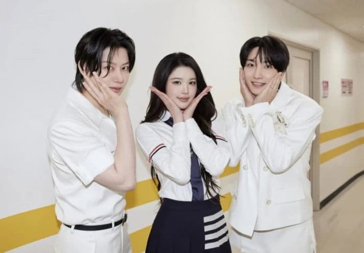 Hal Lucu ini Jadi Alasan Leeteuk dan Heechul Super Junior Foto Bersama A-na Hearts2Hearts - Image