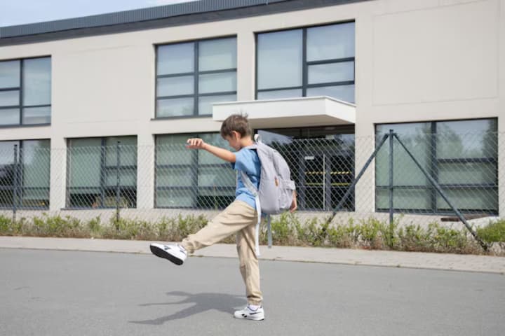 Anak yang Berjalan Kaki ke Sekolah Sendirian Mengembangkan 7 Sifat Kemandirian Ini Menurut Psikologi  - Image