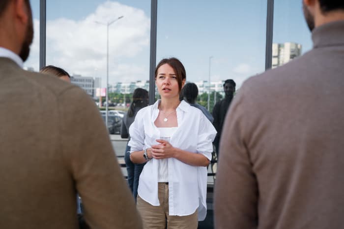 Apakah Anda Sering Lupa Nama Orang Sesaat setelah Berkenalan? Maka 9 Kualitas Ini Anda Miliki, Menurut Psikologi - Image