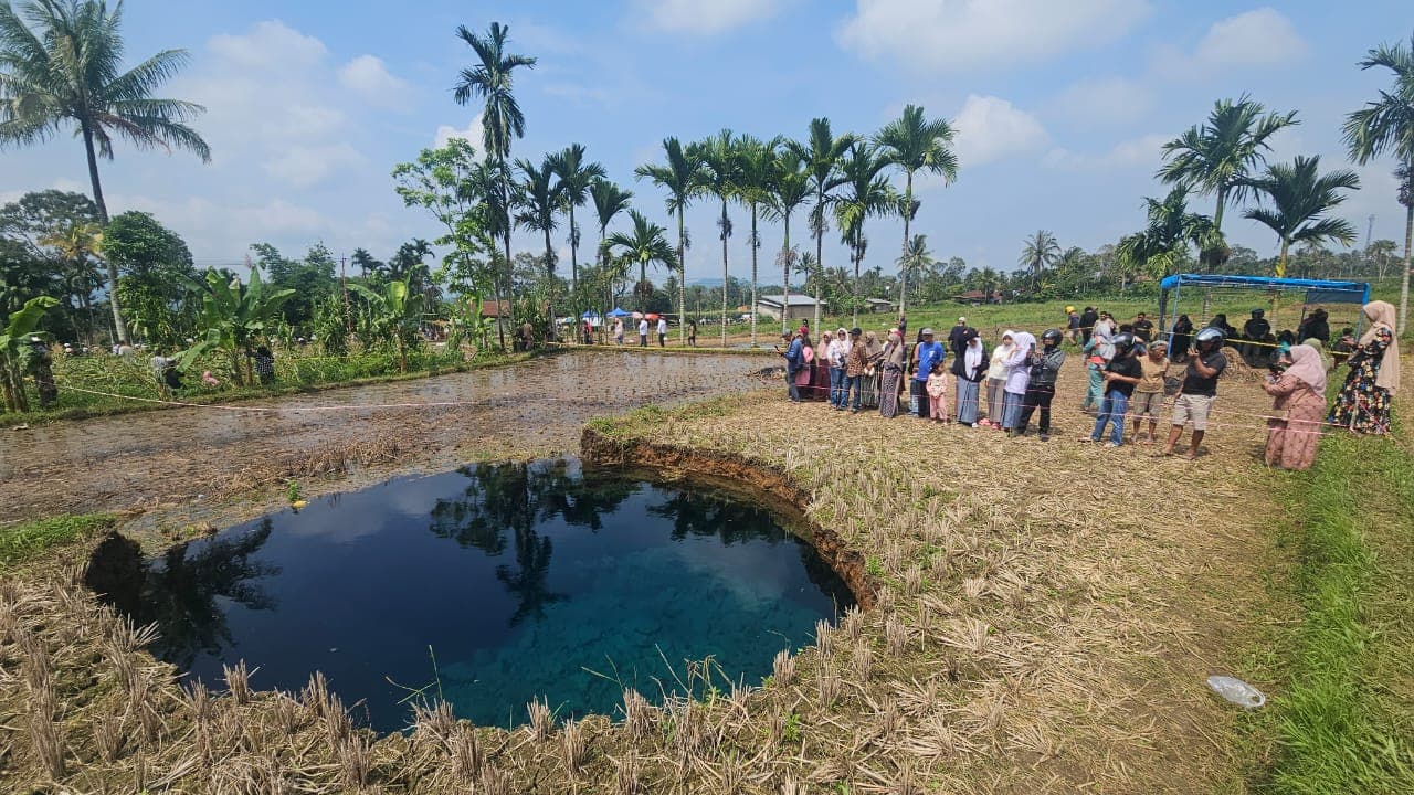 Badan Geologi Temukan Material di Sinkhole Nagari Situjuah Adalah Sisa Letusan Gunung Api  - Image