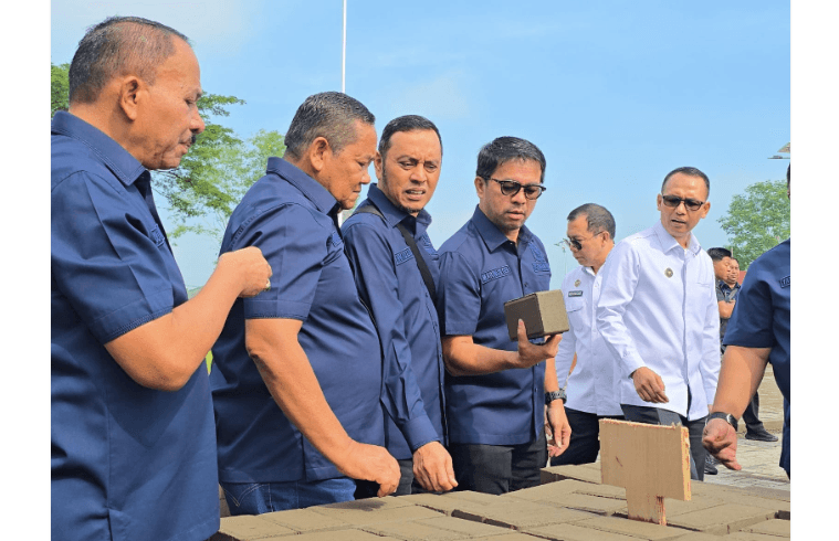 Tinjau Napi di Nusakambangan Olah FABA jadi Produk Ekonomis, Komisi XIII Sebut Bentuk Kreativitas untuk Pembauran ke Masyarakat - Image