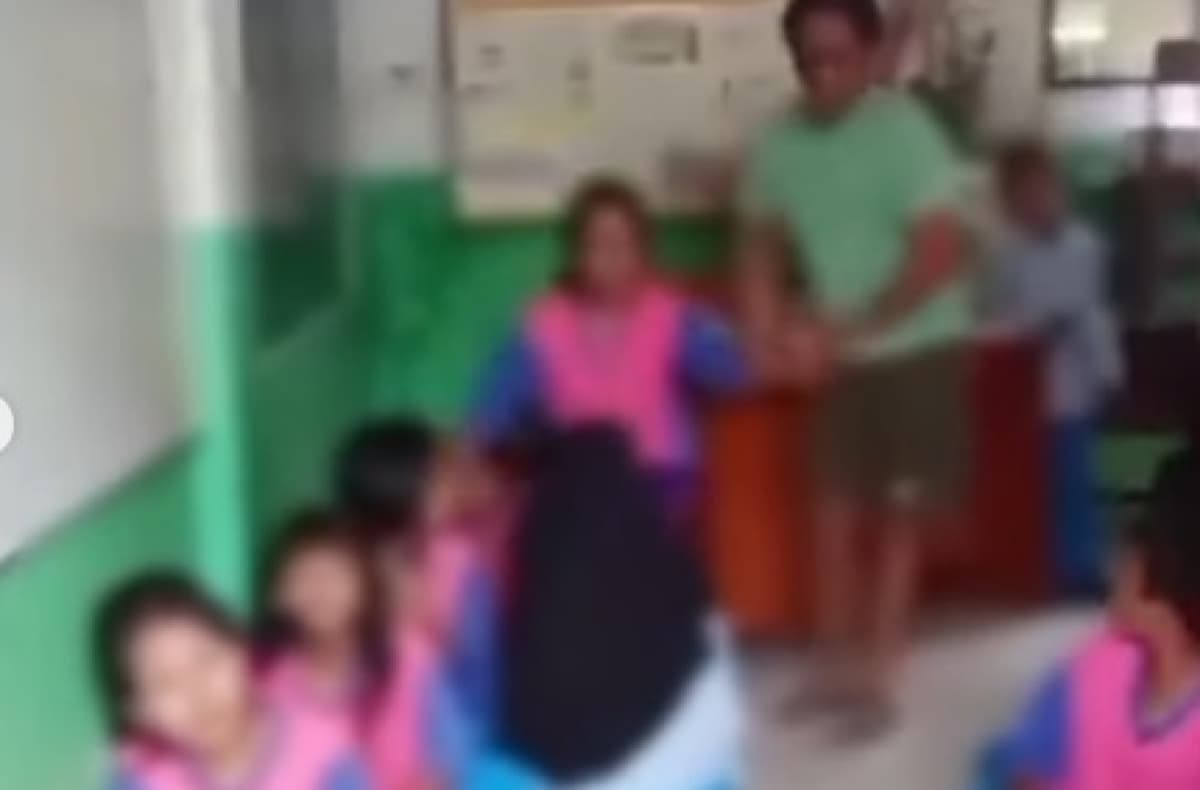 Heboh Guru Telanjangi 22 Siswa SD di Jember, Anggota DPR: Pecat untuk Beri Efek Jera - Image