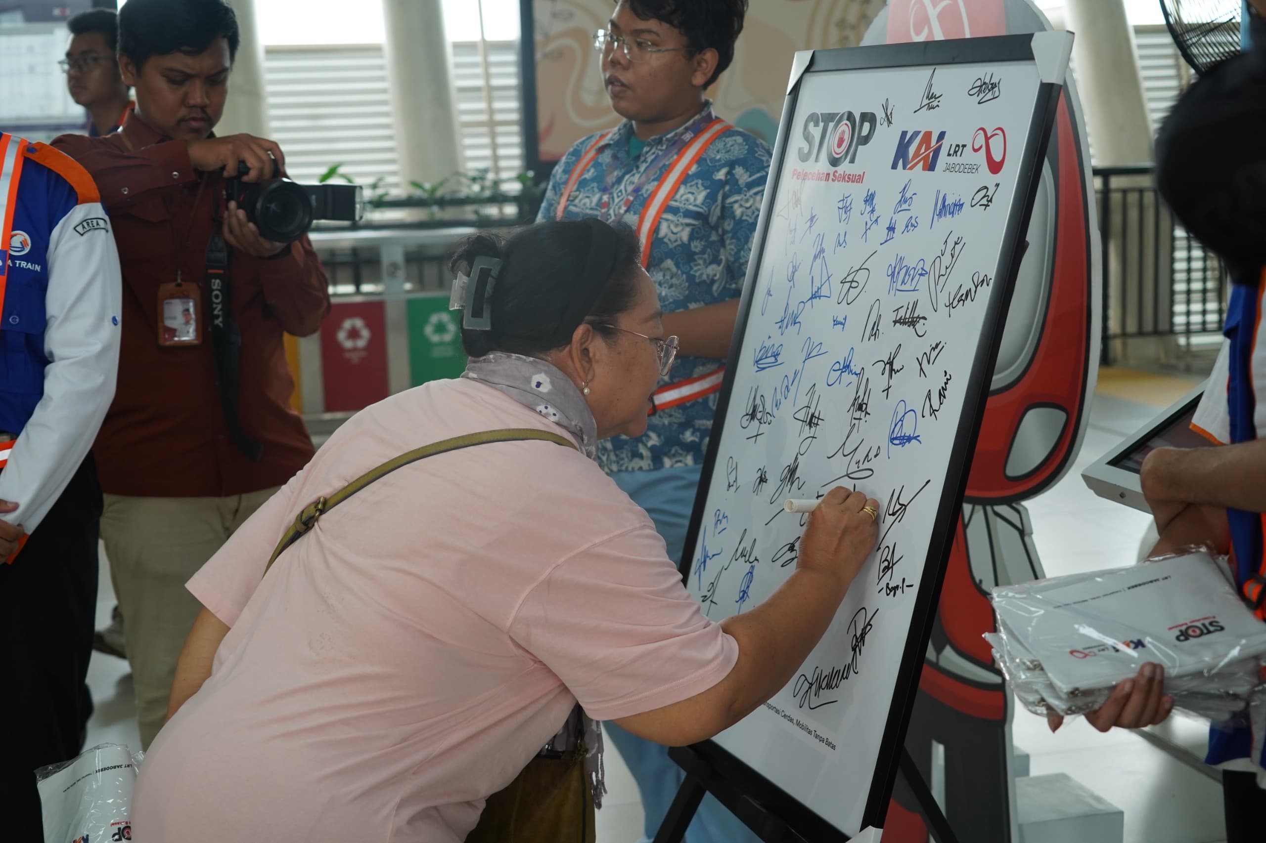 Gelar Sosialiasi Anti Pelecehan di LRT, Pelaku Diingatkan Bisa Dipidana dan Dilarang Naik Kereta Selamanya  - Image