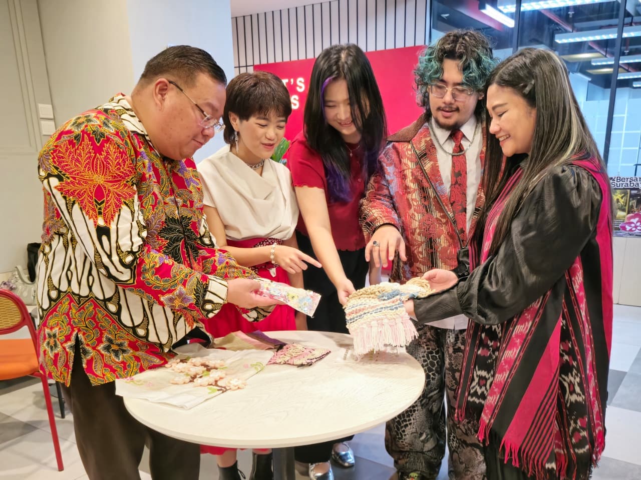 Valentine Tanpa Cokelat, Mahasiswa Universitas Ciputra Rayakan Cinta dengan Batik - Image