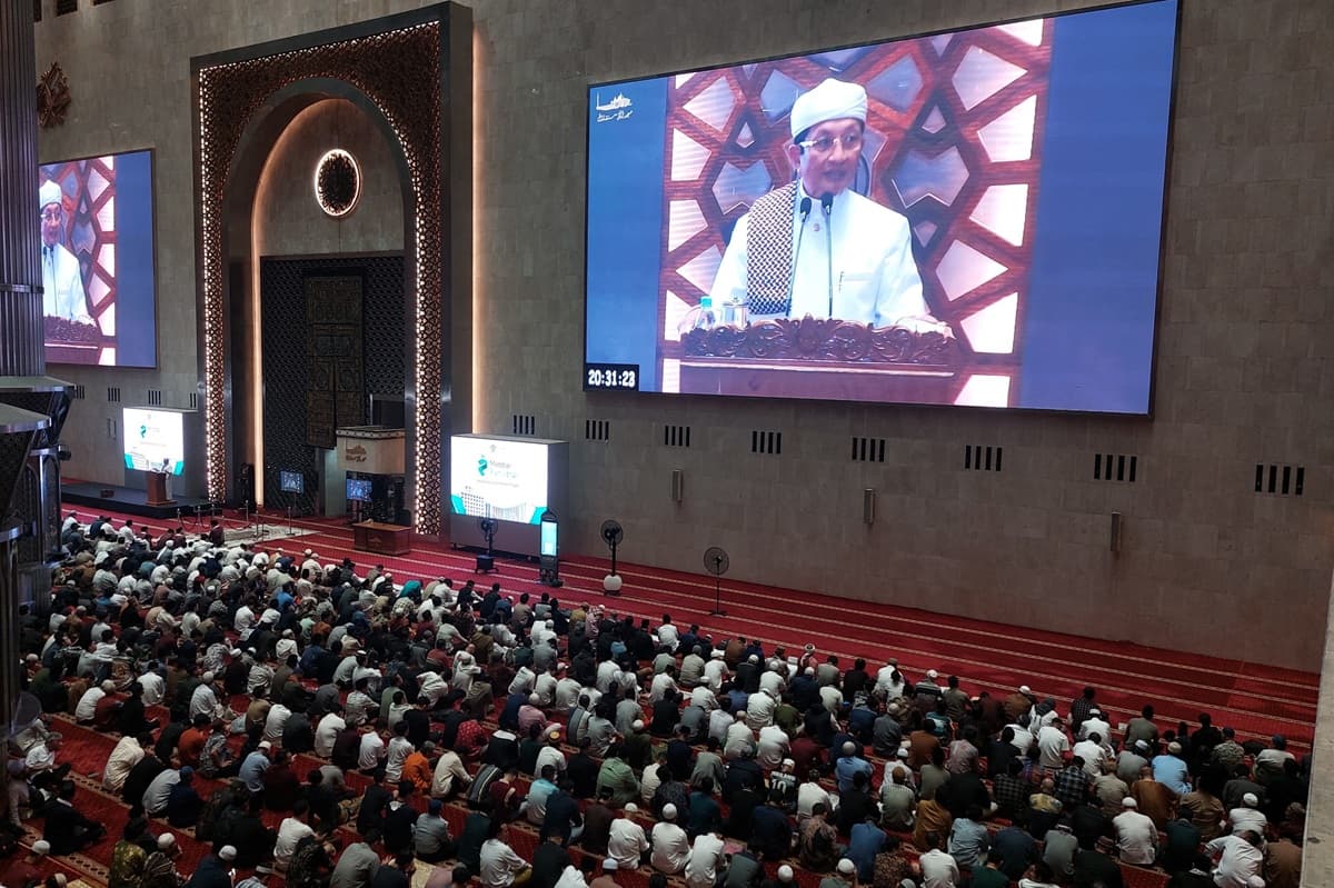 Menag Nasaruddin Umar Pimpin Tarawih Pertama di Istiqlal, Ajak Jamaah Jalankan 'Ramadhan Hijau' dan Demaskulinisasi Teologi - Image