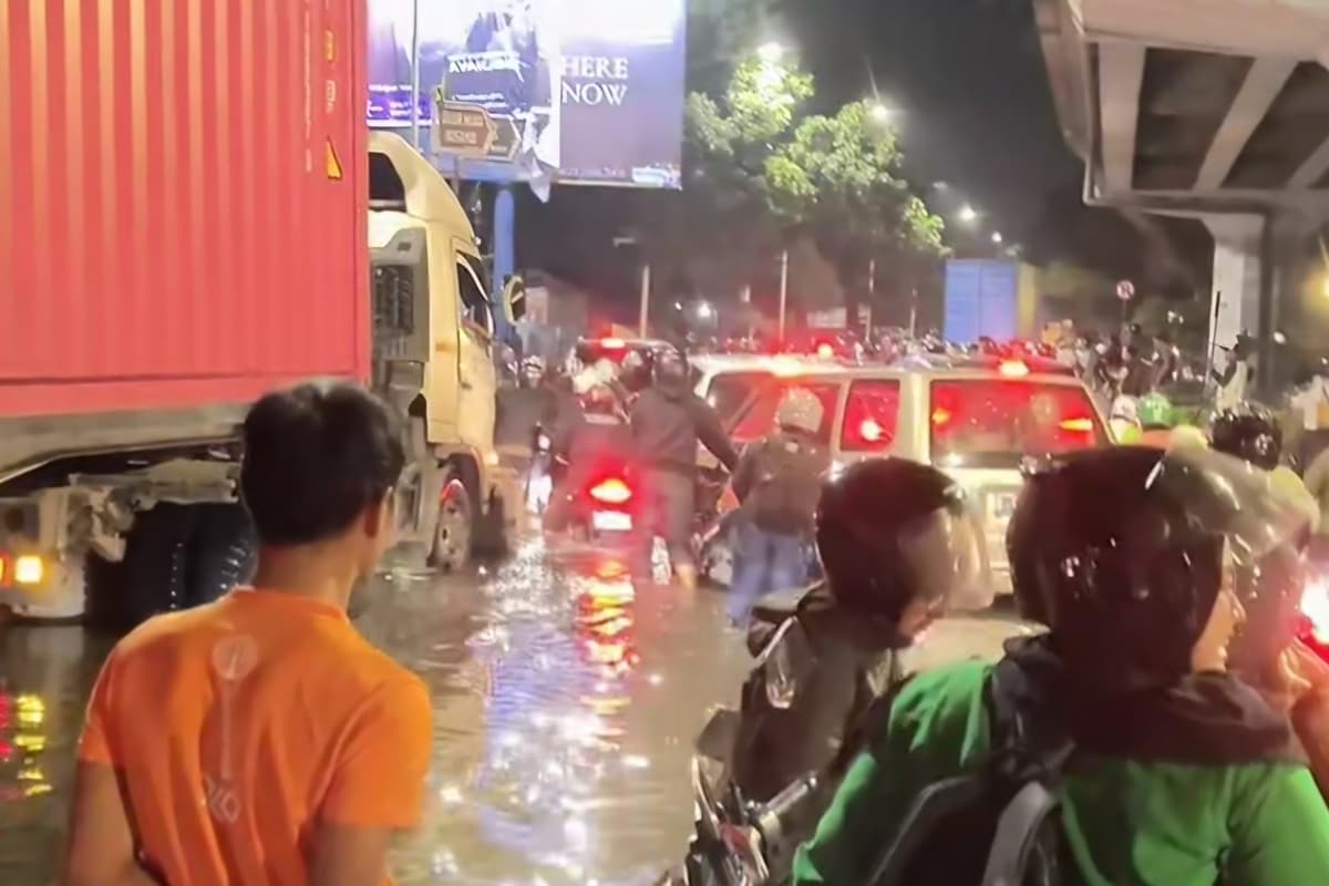 Puri Kembangan Lumpuh Total! Banjir Bikin Pengendara Terjebak 2 Jam Malam ini - Image