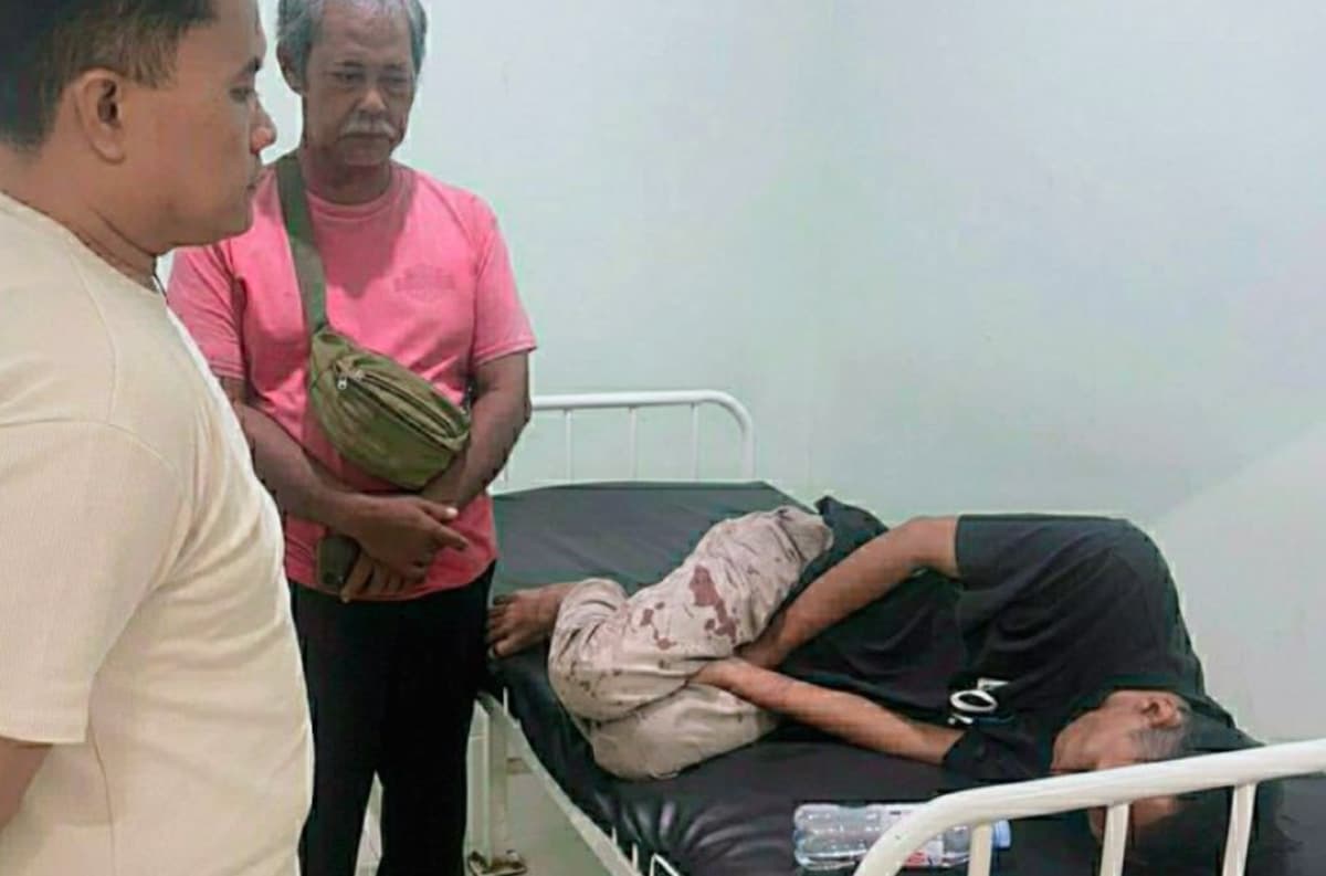 Ngamuk Lukai Tiga Orang dengan Golok, Warga di Karawang Tangkap dan Amankan ODGJ - Image