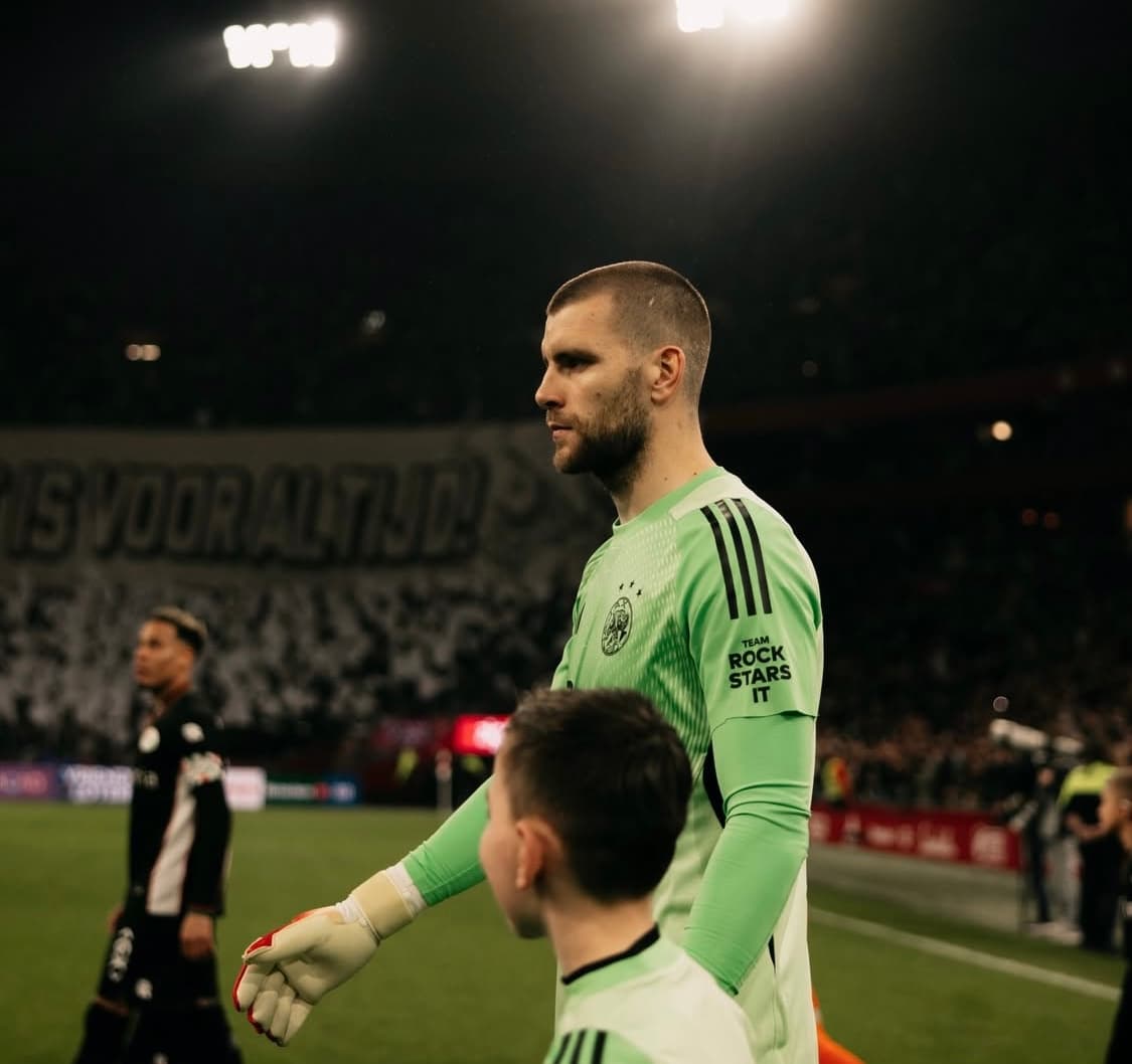 Maarten Paes Cetak Clean Sheet Perdana Bersama Ajax  - Image