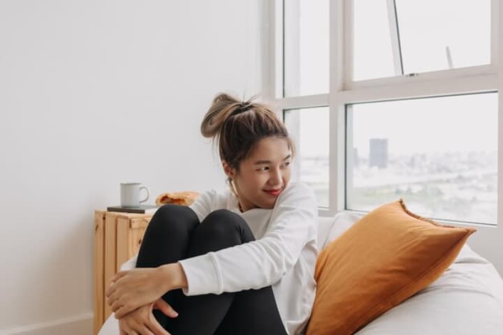 Memilih Akhir Pekan Tenang di Rumah daripada Kewajiban Sosial Apapun? Biasanya Memiliki 7 Kepribadian Ini Menurut Psikologi - Image