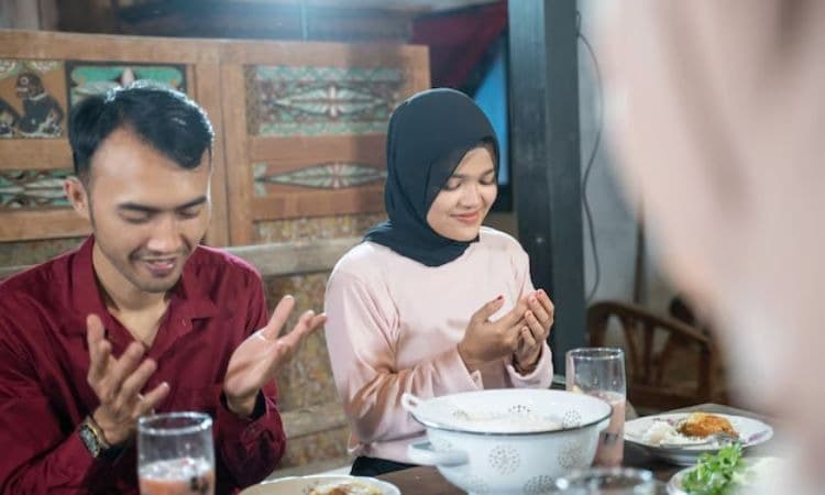 Pantau Waktu Adzan Maghrib Kabupaten Tulungagung 23-28 Februari 2026, Sempurnakan Puasa Seharian dengan Berbuka Puasa - Image