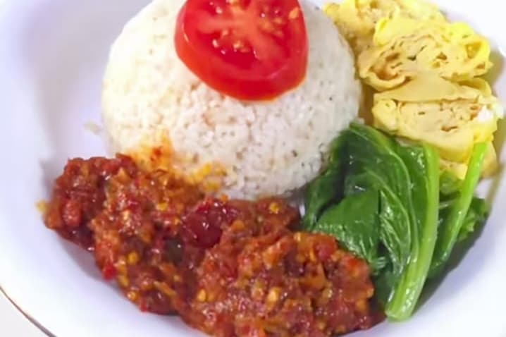 Resep Sambal Tumis Ikan Teri Pedas Gurih, Tanpa Cabe Rawit Tapi Bikin Nagih dengan Aroma Terasinya yang Menggoda - Image