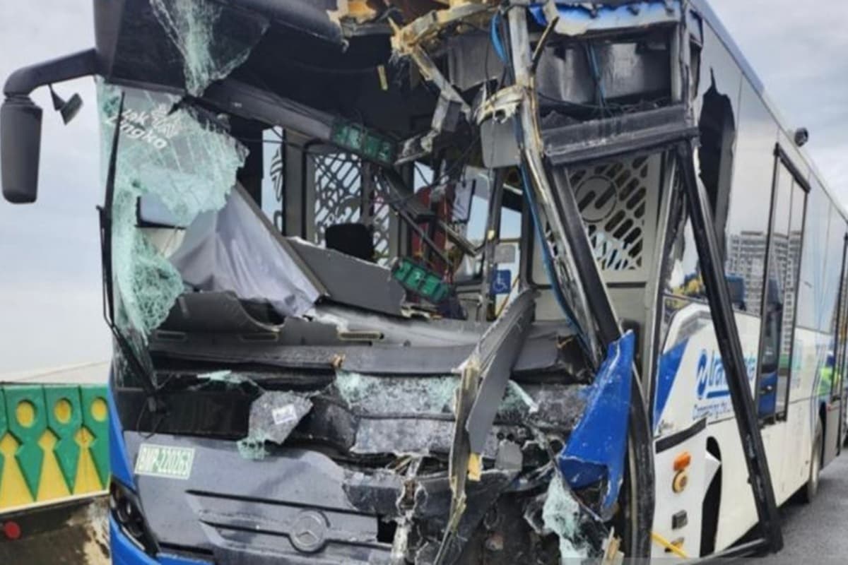 24 Penumpang Menjadi Korban Adu Banteng Transjakarta di Cipulir, 2 Orang Patah Tulang - Image
