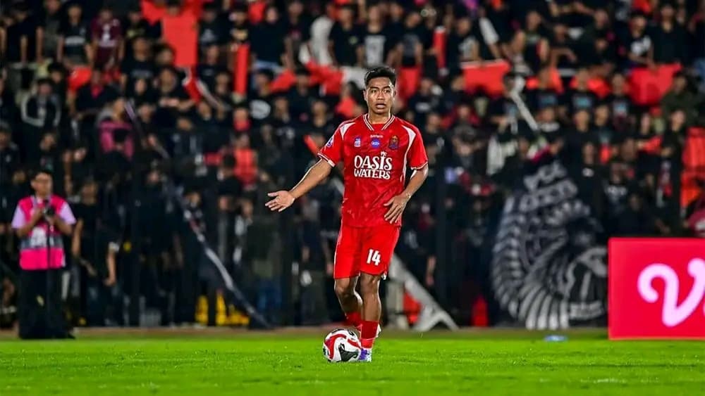 Bek Persijap Rahmat Hidayat Kolaps Saat Lawan Persebaya Surabaya, Ini Penyebab Medisnya - Image