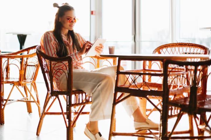 Orang yang Mendorong Kursinya Kembali Tanpa Berpikir Hampir Selalu Menunjukkan 8 Perilaku Diam Ini Menurut Psikologi - Image