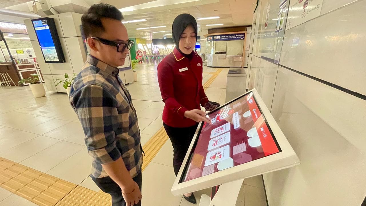 LRT Jabodebek Hadirkan Layar Interaktif, Permudah Pengguna Cek Peta Perjalanan dan Pengaduan - Image