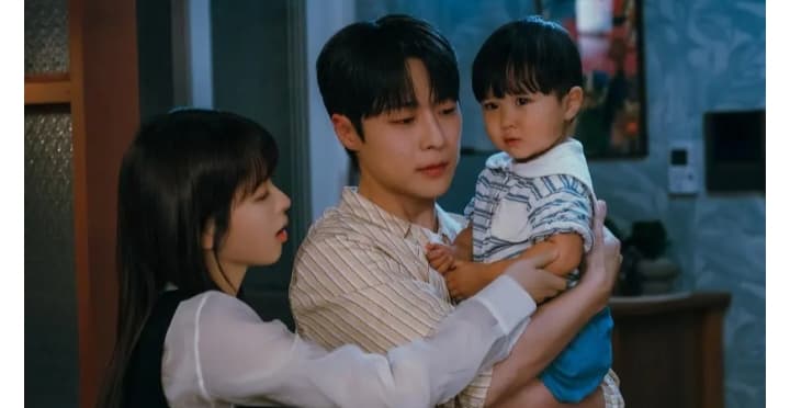 Bagikan Foto Baru, Roh Jeong Eui dan Bae In Hyuk Merawat Woo Joo dalam Drama Our Universe - Image