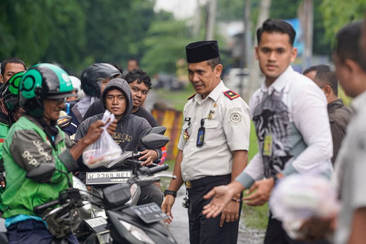Imigrasi Surabaya Berbagi Takjil, Pererat Silaturahmi dengan Masyarakat - Image