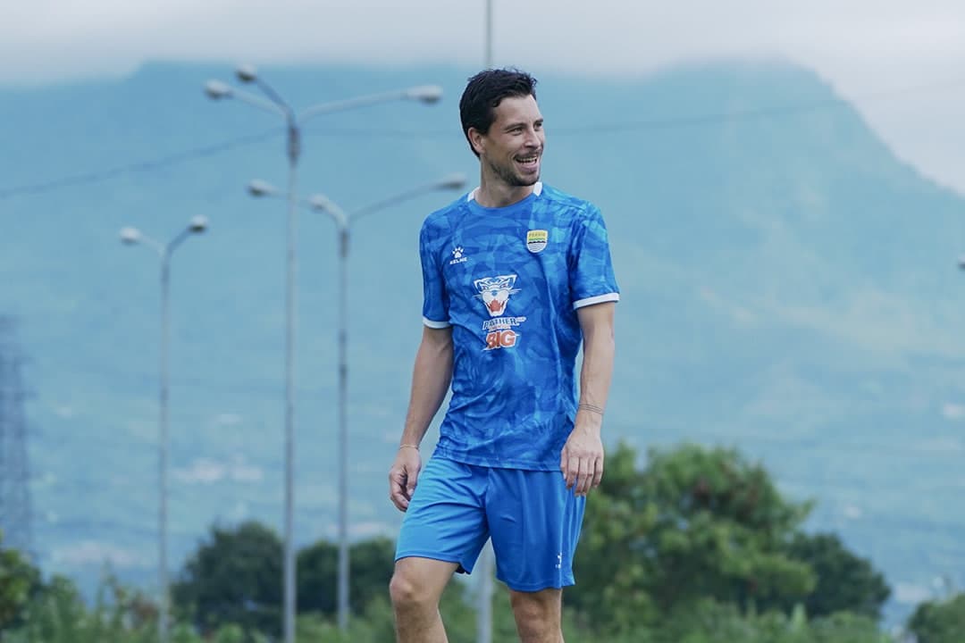 Masih Absen! Thom Haye Belum Bisa Bela Persib Bandung saat Jamu Madura United FC - Image