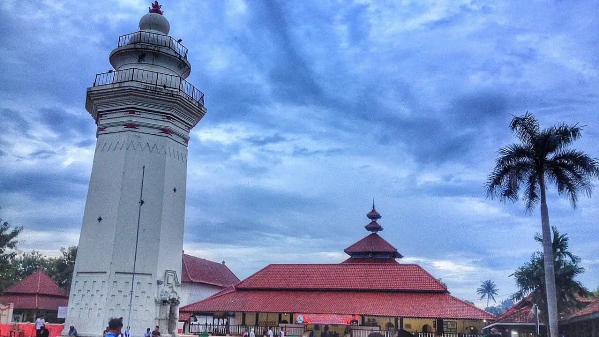 Masjid Agung Banten: Rahasia Arsitek Tionghoa dan Belanda di Balik Menara Mirip Mercusuar - Image