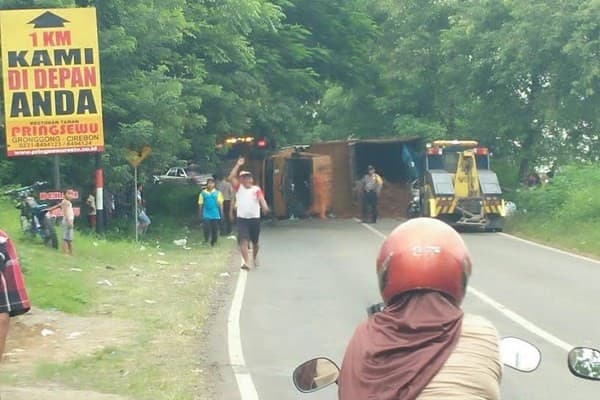 Truk Melintang di Jalan Gronggong, Akses Cirebon-Kuningan Terputus - Image